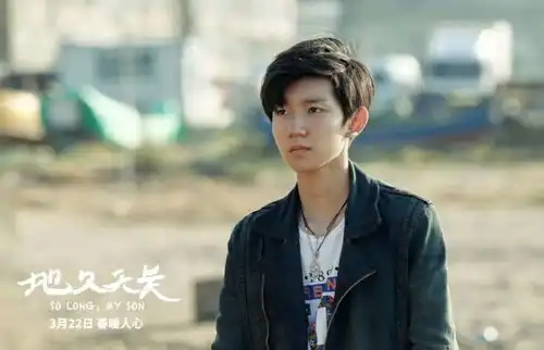 王源身上除了浓厚的少年感,阴郁气质也很重呢

