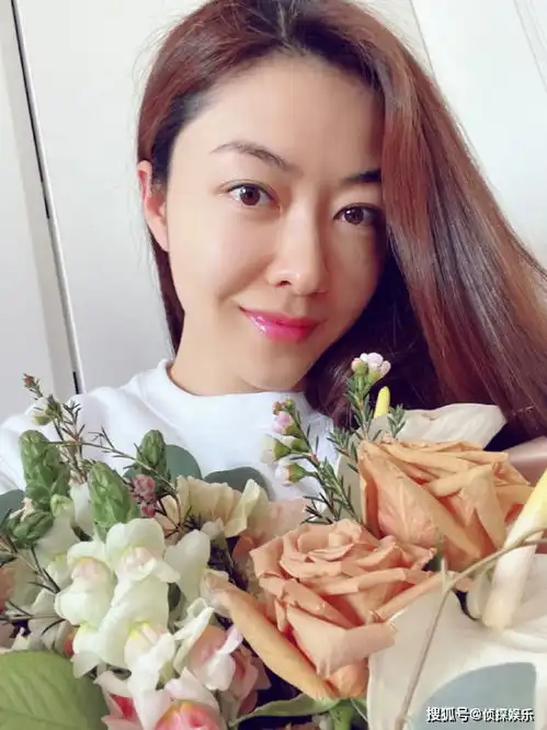 熊黛林情人节收老公甜蜜礼物,手捧鲜花低调放闪,肤白貌美超养眼
