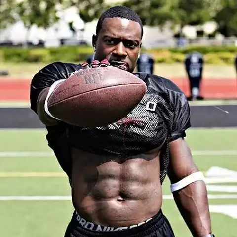 要想在橄榄球场游刃有余,首先得在健身房挥汗如雨德米特里.克劳福德
