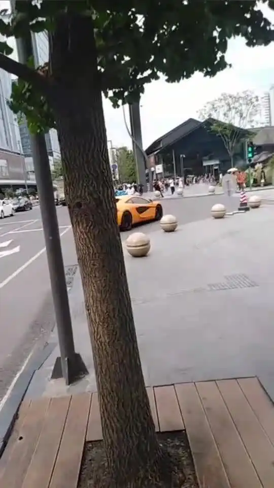 和男友逛街,偶遇小哥哥开迈凯伦转弯好霸气,后面的面包车都怂了
