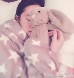 杨幂又玩脱了赵丽颖刘亦菲遮脸自拍谁最美
