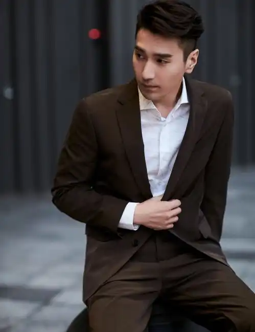 赵又廷高圆圆一家三口现身,夜华一部剧火了就没动静了
