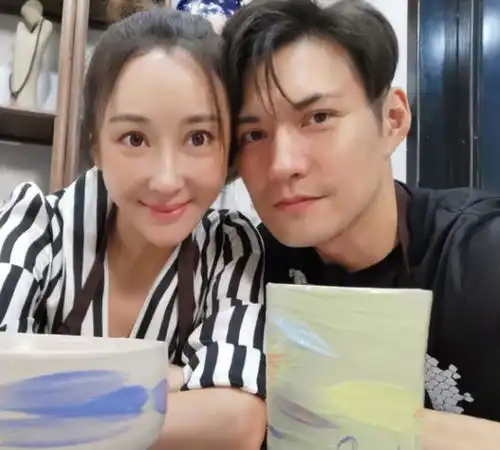 出道即女主,被认为是整容脸,后嫁偶像,今36岁被老公宠成少女
