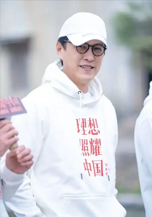 靳东胖了新剧开机男神双下巴明显,网友胖了也是帅哥
