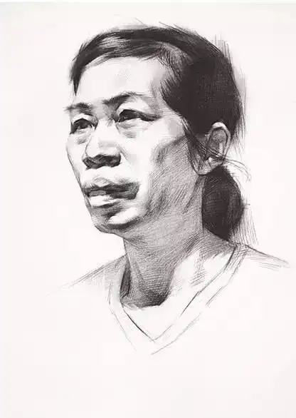 素描头像女中年
