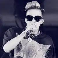 迷失专情桑格的永恒帅气的美男子qq头像
