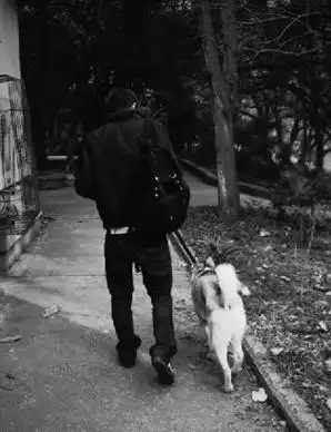 谁有帅哥图片,放空间贴图的.暗点的
