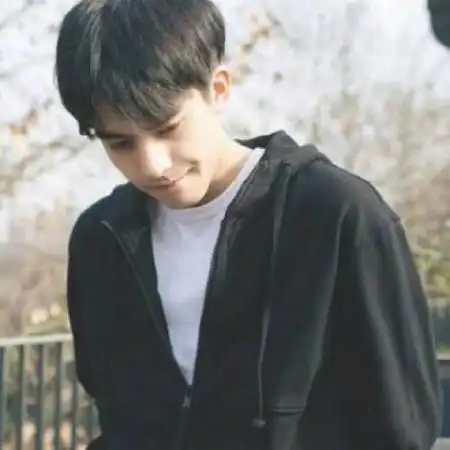 男生头像清新阳光帅气,一个百般娇宠她的男生
