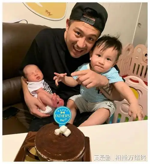 他是作死的男歌手,私生活混乱脚踏5只船,女粉丝为他生孩子
