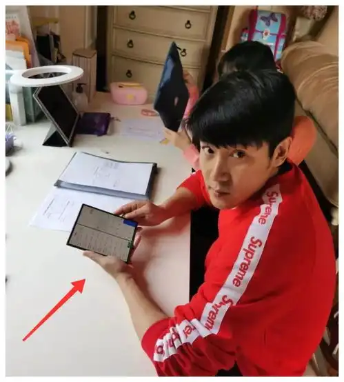 李佳琦直播推荐手机,价格高达4万元,明星陆毅也在用
