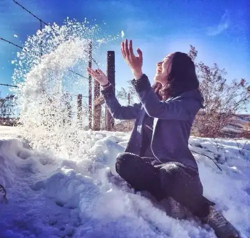拍照还在傻傻的摆剪刀手这样拍让你比原来好看100倍
