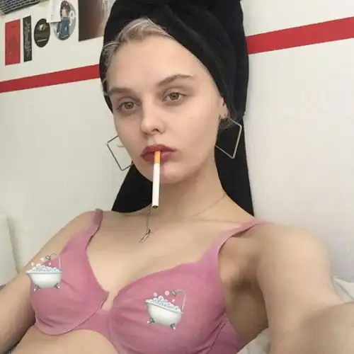 叼烟浪女人
