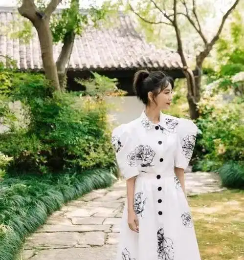 佟丽娅和虞书欣同穿白衬衫,一个优雅一个普通,差12岁气质却赢了
