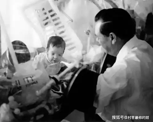 一辈子被隔离在塑料薄膜中,泡泡男孩在去世前拥抱了妈妈一次

