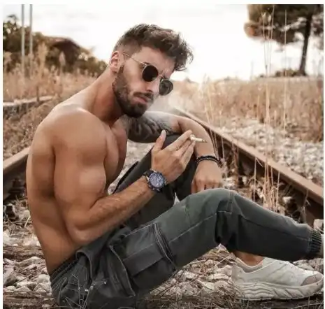 男人穿衣总是缺乏个性如果导购推荐爆款,最好不要买
