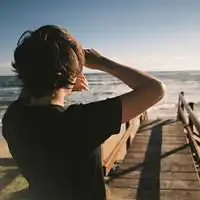 心情豁然开朗男生背影爱也轻微恨也轻微
