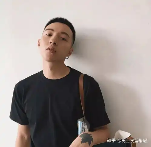周围剃光头顶留长发型勇敢露出额头,用印堂发射雄性荷尔蒙夏天直男发型就这么剪...