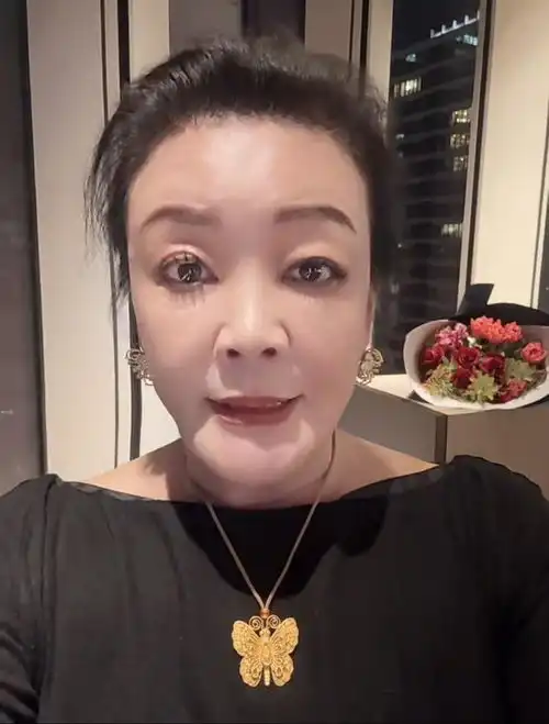 煽情战张兰含泪唱好想见一面,赞思念大s评论,s妈换哭肿眼头像
