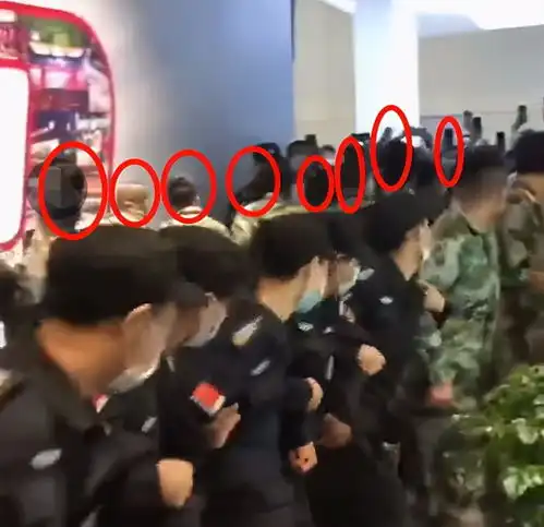 著名男星被30几个保安手拉手保护现场却空无一人,保安都笑场了
