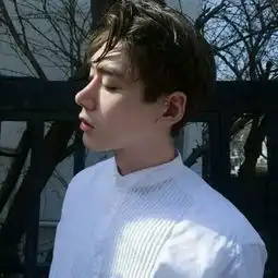 有没有人知道这个男人是谁是网红还是模特
