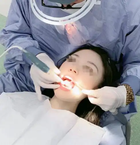 牙医丈夫给妻子洗牙,在其口腔发现毛发,看清后怒将妻子推下14楼
