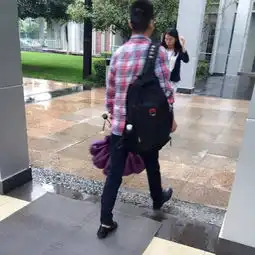 在我的威逼利诱下,终于拿到了软件园直男的手机...
