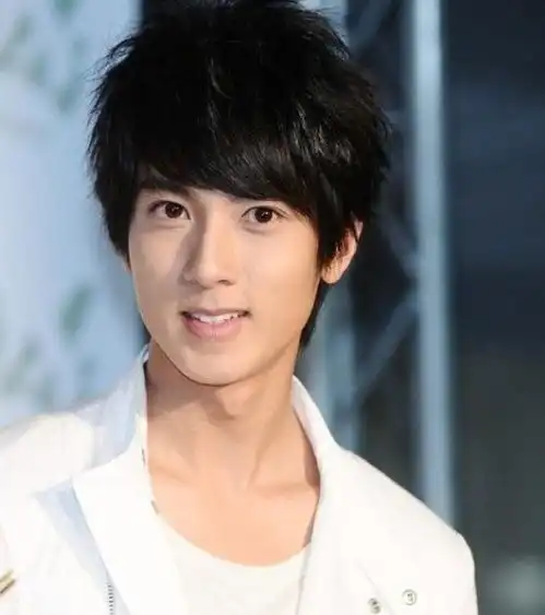 吴尊裸身打网球,皮肤黝黑肌肉突出,被调侃像只油亮的蟑螂
