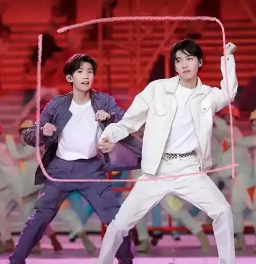 央视镜头下的男星有多帅杨洋李现胡歌长衫清秀,张艺兴军装飒爽
