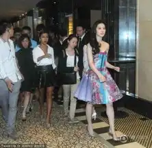 刘亦菲穿蕾丝神仙风采依旧抱着公仔玩具安检
