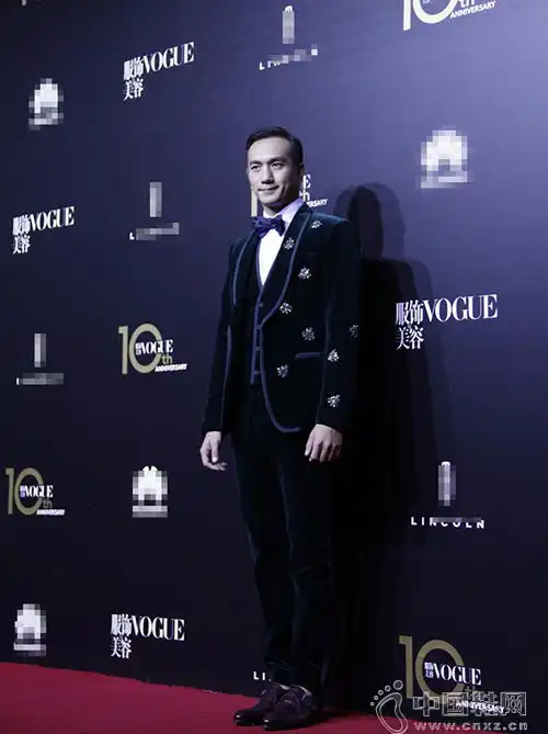 黄觉助阵时尚活动穿天鹅绒西装尽显熟男魅力