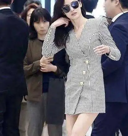 全智贤气质无敌了,穿千鸟格纹连衣裙配墨镜a爆,美出新高度
