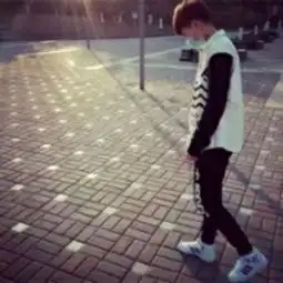 求这张图的情侣头像
