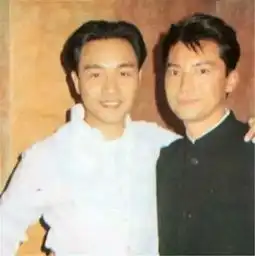 香港影坛不应只有于占元,还有一个粉菊花,
