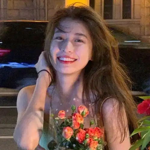 手捧鲜花为谁而来
