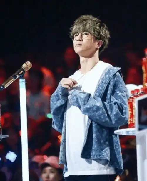 薛之谦摔话筒爆节目有黑幕明日之子背后究竟有什么样的内幕
