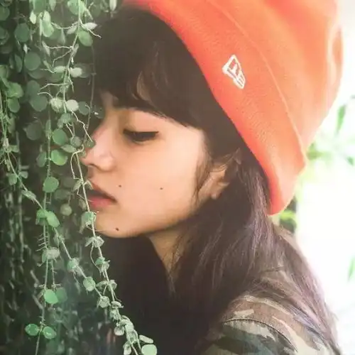 侧脸女生头像,目光所及全都是你
