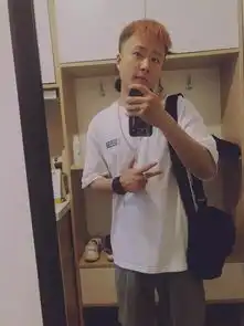 他在淘宝男装店当客服,每天跟两百多个小伙子聊土味情话
