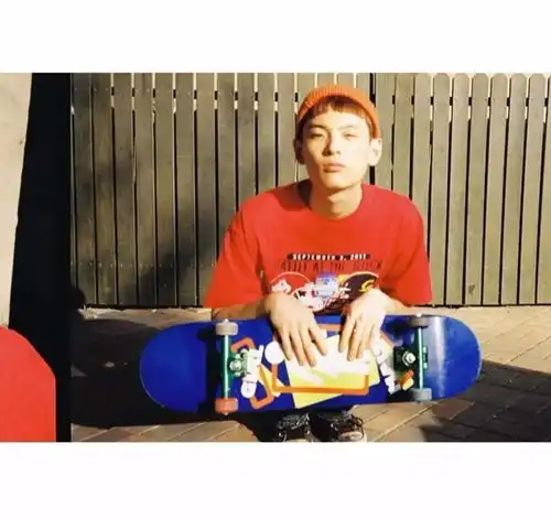 白边男生头像爱到浓时就牵肠挂肚
