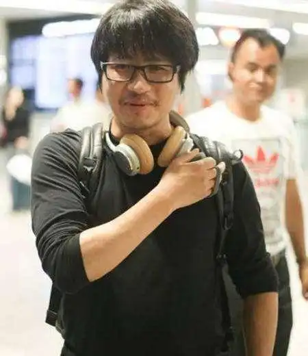 38岁韩寒少年叛逆,中年圆滑他与郭敬明谁才是真正的赢家
