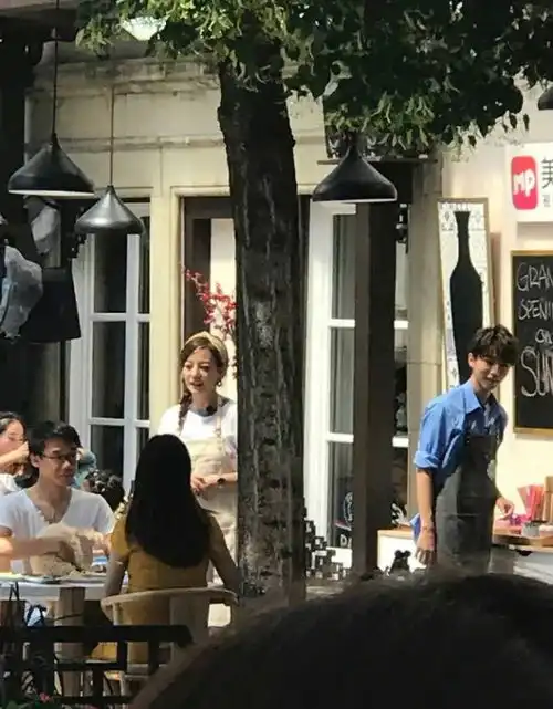 男神都有当服务员的经历李易峰王俊凯韩庚谁的工作服造型更帅
