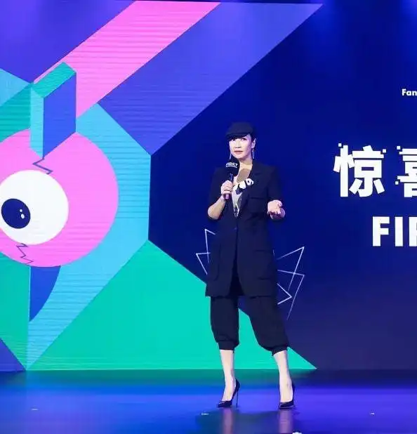 梁静玩透了黑西装,配薄纱衬衫知性迷人,配阔腿裤成熟贵气挺高级
