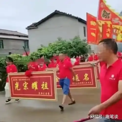 江西男孩考上北大,坐宝马霸气游街亲戚喊光宗耀祖,路人面露鄙夷
