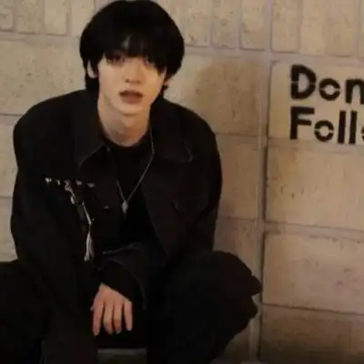 很帅很酷的有男人味的精选头像秋是慢入的但冷确是突然的
