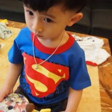 求张头像的原图,是个小男孩穿着蓝色超人衣服有图
