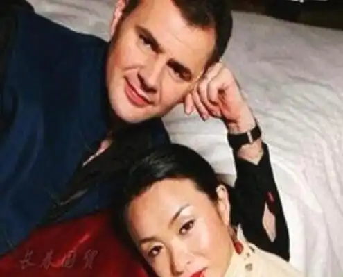 51岁金星与老公复婚礼后首次现身气场强大女人味十足
