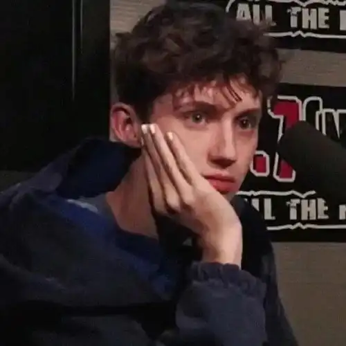 男生头像酷丧风格
