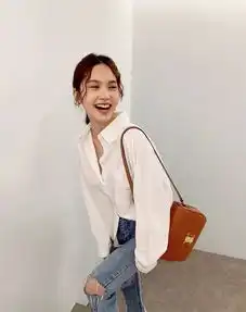 杨丞琳婚后甜美感不减,衬衫牛仔清新文艺,随意摆拍也能美如画报
