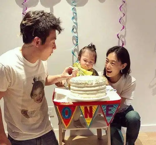 陈冠希晒全家福,女儿可爱夫妻恩爱,一家三口幸福满满
