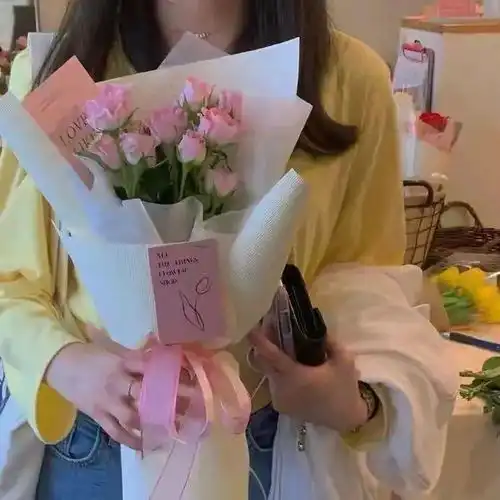 女生手捧鲜花头像
