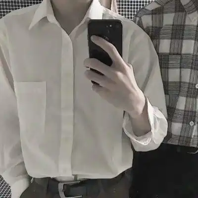 穿白衬衣用手机遮脸的男生头像
